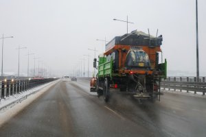 Komunikacja w regionie wraca do normy. Pociągi znów pod trakcją, drogi przejezdne