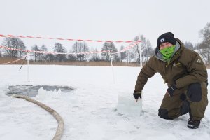 Wędkarze napowietrzają jeziora, by ratować ryby