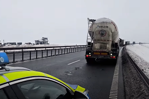 Gołoledź na drodze. Ciężarówka blokowała DK15