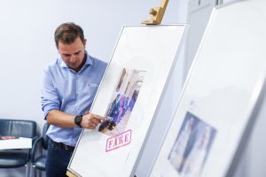 Cyfrowy głos, prawdziwe straty. Jak AI kradnie nasze oszczędności?