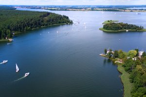 Początek wakacji. Na Mazurach biało od żagli