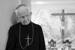 Olsztyn żegna biskupa Juliana Wojtkowskiego. Główne uroczystości pogrzebowe w sobotę