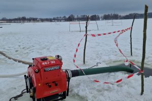 Akcja ratunkowa na jeziorze Tynwałd. Motopompy w walce z przyduchą