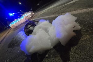 Niepokojące zjawisko na ul. Kolejowej w Mrągowie. Piana wydobywała się ze studzienek