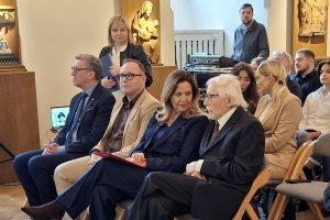 Odkrywca grobu Kopernika, dr Jerzy Sikorski, z medalem Gloria Artis