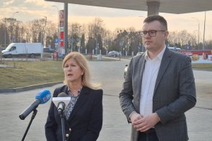 Debata o cenach benzyny. PiS krytykuje, KO tłumaczy sytuację