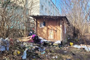 Hałas, libacje i śmieci. Mieszkańcy ul. Tuwima walczą z dzikimi lokatorami