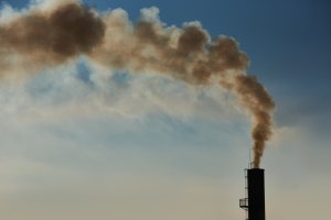 WIOŚ zamyka kotłownię. Czarny dym wciąż unosi się nad Mrągowem