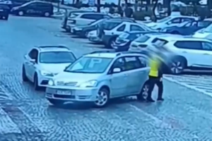 Zablokował auto przed przejściem i ruszył z pretensjami. Wszystko nagrał monitoring