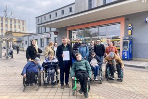 Brak wind na dworcu i niskie perony. Osoby z niepełnosprawnościami walczą o zmiany
