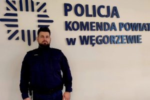 Policjant z Węgorzewa uratował kobietę z zadymionego mieszkania