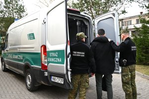 Nielegalni migranci i 19-letni kurier zatrzymani