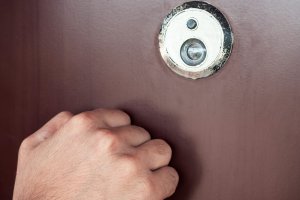 Imprezy, remonty i zakłócanie ciszy nocnej. Jak rozwiązać konflikt z sąsiadem?