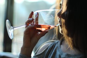 Problem ukryty w czterech ścianach. Coraz więcej kobiet uzależnionych od alkoholu