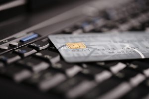 Oszustwo „na inwestycję”. Senior z Elbląga stracił 140 tysięcy tysięcy