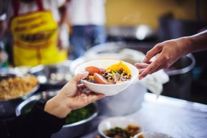 Wielkanocne śniadanie dla potrzebujących w Caritas