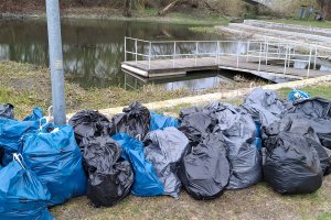 Kilkadziesiąt worków śmieci i tarcza hamulcowa auta podczas sprzątania rzek