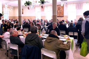 Wielkanocne śniadanie dla potrzebujących w Caritas