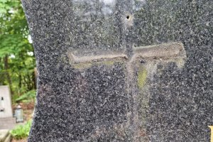 Zuchwała kradzież na cmentarzach. Policja szuka sprawców, którzy ukradli około 80 krzyży