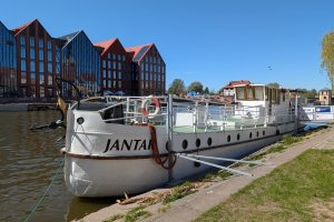 Zabytkowy „Jantar” wrócił do Elbląga i służy turystom