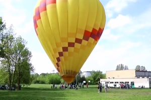 Olsztyn. Awaryjne lądowanie balonu na szkolnym boisku