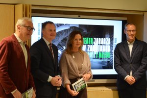 Spektakle w stodołach, stajniach i pałacach. Trwa festiwal Teatru Jaracza