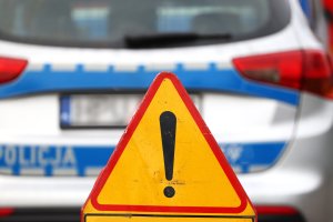 Wypadek w powiecie bartoszyckim. Kierowca nie żyje, droga zablokowana