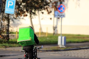Prysnęli gazem i ukradli zamówienie. Grozi im do 15 lat więzienia