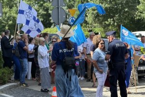 Protesty przed obradami, poparcie na sali. Zarząd regionu z wotum zaufania i absolutorium
