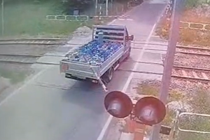 Kierowca wyważył szlabany kolejowe  i... sam zadzwonił na policję