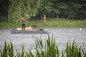 Specjalne maty mają pomóc w ratowaniu Jeziora Długiego