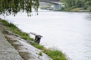 Wózek przy brzegu postawił służby na nogi. Akcja na rzece Elbląg zakończona