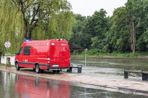 Akcja służb na rzece Elbląg. Przy brzegu znaleziono wózek inwalidzki
