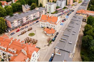 Drzewa zamiast betonu. Nowe oblicze Placu Tysiąclecia w Ostródzie