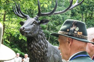 Rzeźba jelenia w Parku Centralnym. Dar myśliwych wywołał spór