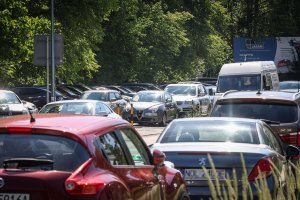 Parkingowy chaos przy poliklinice. Problem po zamknięciu „dzikiego parkingu”