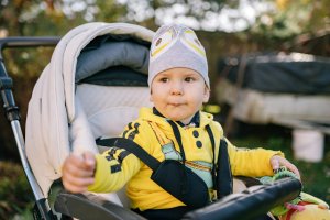 Wózek wielofunkcyjny vs. spacerówka – co wybrać i kiedy?