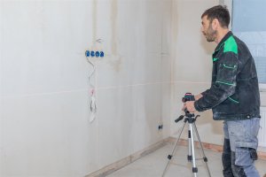 Jak czytać łatę niwelacyjną? Sztuka precyzyjnego pomiaru za pomocą niwelatora