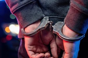 Stalking i fałszywy alarm bombowy. Mężczyzna przez niemal rok nękał maturzystkę