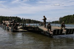 Desant z łodzi i przeprawa Borsuków. Trwają ćwiczenia „Dzielny Dzik 26”. [GALERIA]