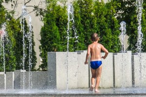 Niebezpieczna fala upałów. Szczególnie zagrożone są dzieci i seniorzy