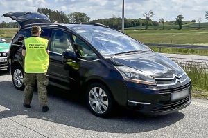 Gruziński kurier wpadł w powiecie ełckim. Przewoził migrantów w bagażniku