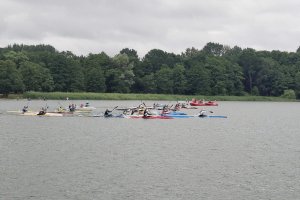 Zmagania z wiatrem i falami. Młodzi kajakarze rywalizowali na jeziorze Kortowskim