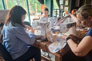 Olsztyn: Wolontariuszki uszyły poduszki dla kobiet po mastektomii