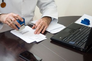 Lekarz zarobił 1,8 mln złotych w rok. Prokuratura bada sprawę szpitala w Braniewie