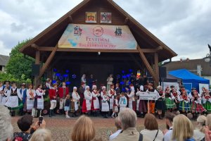 Święto folkloru w Jedwabnie. Barwny korowód i gwiazdy na scenie