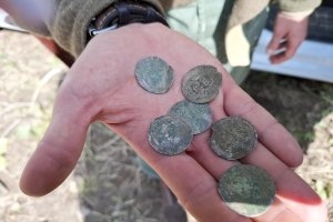 Nowe odkrycie na Polach Grunwaldu. Archeolodzy znaleźli średniowieczne monety