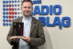 Jak wygląda Ameryka śladami Fultona Sheena? Ks. Marek Piedziewicz o swojej najnowszej książce