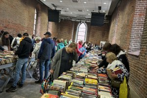 Tysiące książek po 3 złote. W Elblągu trwa kiermasz książek