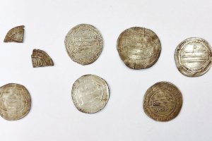 Cenne odkrycie koło Młynar. Arabskie monety mogą mieć związek z Truso